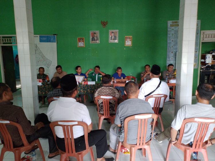 Klarifikasi data administrasi Balon (bakal calon) ke 7 kandidat Kepala Desa Sukajaya Kecamatan Jonggol Kabupaten Bogor oleh Ketua Panitia Pemilihan Bapak E. Ma'mun