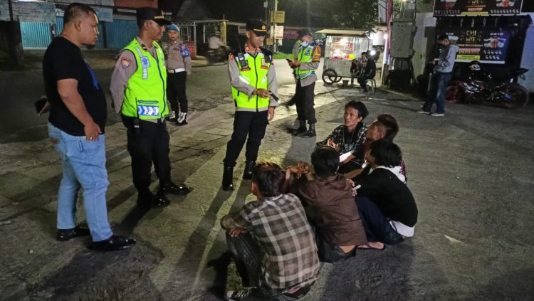 Kegiatan KRYD tersebut di pimpin langsung oleh Kapolsek Kalidoni AKP Dwi Angga Cesario bersama Kanit Intel, Kanit Binmas dan personil Polsek Kalidoni, bertempat di Jalan Celentang Sabtu (14/1/2023) malam