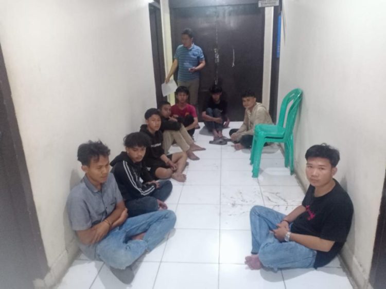 Delapan orang pelaku tawuran dengan beberapa barang bukti yang turut diamankan