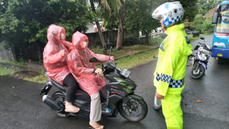 Sat Lantas polres Bangka Barat melaksanakan giat patroli rutin pada siang hari dengan menyusuri sepanjang jalan Kabupaten Bangka