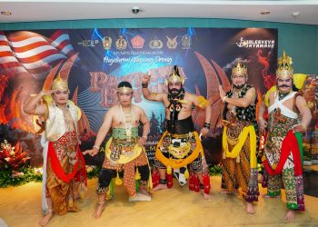 Panglima TNI Laksamana Yudo Margono, Kapolri Jenderal Listyo Sigit Prabowo dan seluruh Kepala Staf TNI ikut main atau tampil dalam pagelaran wayang orang bertema 'Pandawa Boyong' di Teater Jakarta