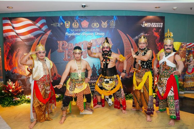 Panglima TNI Laksamana Yudo Margono, Kapolri Jenderal Listyo Sigit Prabowo dan seluruh Kepala Staf TNI ikut main atau tampil dalam pagelaran wayang orang bertema 'Pandawa Boyong' di Teater Jakarta