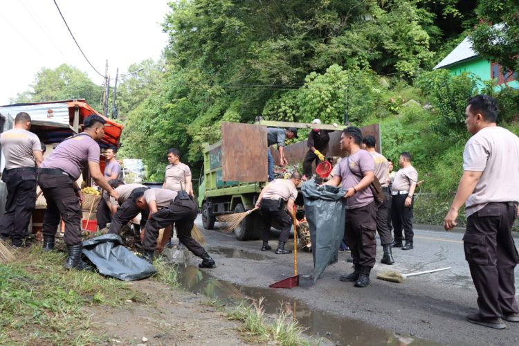 Polres Simalungun bersama Forum Komunikasi Pimpinan Daerah Kabupaten Simalungun melaksanakan kegiatan Kurve kebersihan di Wilayah Kota Pariwisata Parapat selam tiga hari