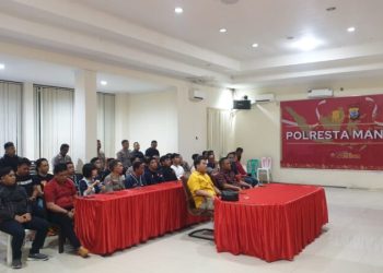 Kapolresta Manado Kombes Pol Julianto Sirait, S.H.,S.I.K didampingi Wakapolresta AKBP Faisol Wahyudi,S.I.K, bersama para PJU Polresta Manado nonton bareng pagelaran budaya wayang orang