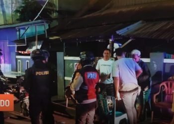 Satuan Samapta Polresta Manado melaksanakan Patroli Presisi menyampaikan pesan-pesan kamtibmas, Minggu (15/1/2023) malam