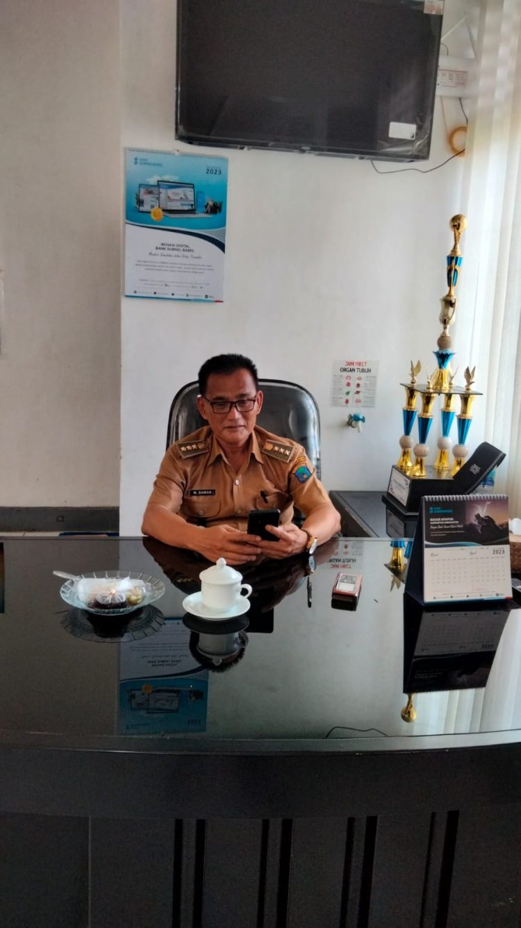 Camat Pedamaran M. Saman, SIP, MSi ketika memberikan klarifikasinya