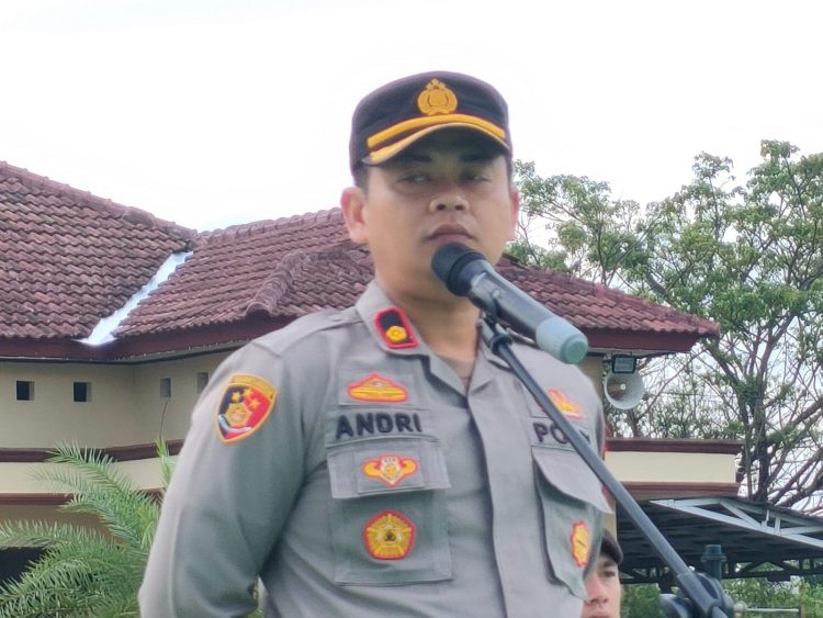 Wakapolres Bangka Barat KOMPOL Andri Eko Setiawan SIK pada saat apel pagi jam Pimpinan