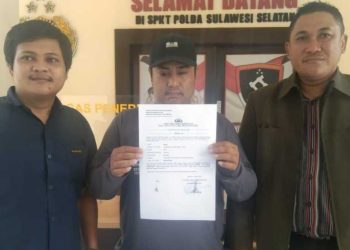 Halim (30) sebagai korban penipuan bersama pendamping hukumnya, Hasrul Syam dan Ryan Anugrah resmi melaporkan ketua LSM Intai Makassar