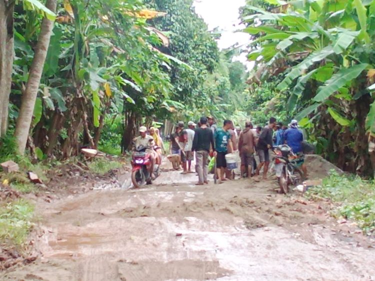 Gerak Cepat Kepala Desa Tapus Dibantu TNI bersama Warga Perbaiki Jalan penghubung dua Kabupaten yang rusak parah