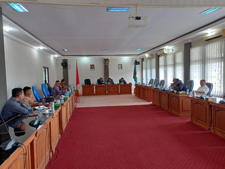 Komisi 1 DPRK Nagan Raya, Senin (16/01/23) menggelar Rapat Dengar Pendapat (RDP) dengan memanggil Pelapor, komisioner KIP, Panwaslih Nagan Raya serta lembaga Jaringan Demokrasi Indonesia (JADI)