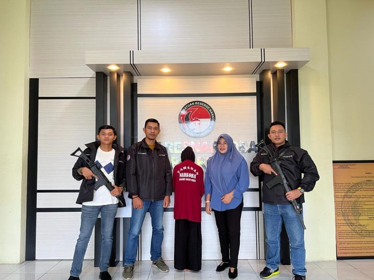 Sat Narkoba Polres Nagan Raya meringkus pelaku pengedar narkoba yakni Ibu Rumah Tangga (IRT) dengan identitas (EY) 37 tahun warga Kecamatan Tripa Makmur