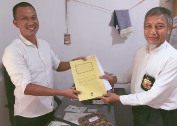 Ketua DPD SWI OKI Deni Kusnindar didampingi Wakil Ketua Gani Wijaya dan Sekretaris Febri Saleh ketika dibincangi saat penyerahan berkas di Kesbangpol OKI, Rabu (18/1/23)