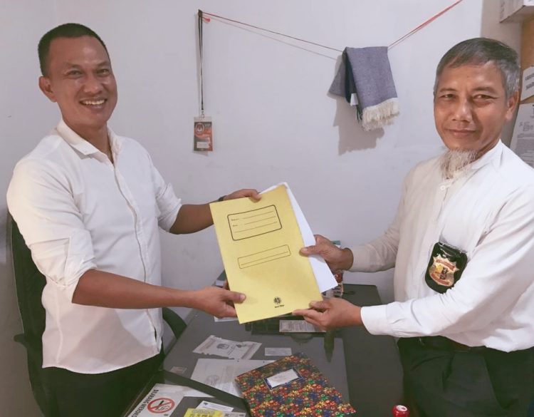 Ketua DPD SWI OKI Deni Kusnindar didampingi Wakil Ketua Gani Wijaya dan Sekretaris Febri Saleh ketika dibincangi saat penyerahan berkas di Kesbangpol OKI, Rabu (18/1/23)
