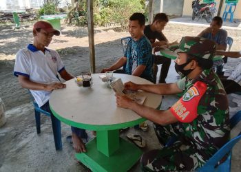 Babinsa Koramil 01/Mrs Kodim 0103/Aceh Utara Sertu Murtala melaksanakan Komunikasi Sosial (Komsos) dengan warga binaannya