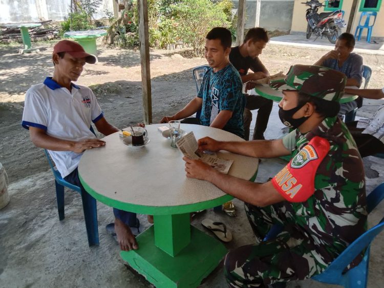 Babinsa Koramil 01/Mrs Kodim 0103/Aceh Utara Sertu Murtala melaksanakan Komunikasi Sosial (Komsos) dengan warga binaannya