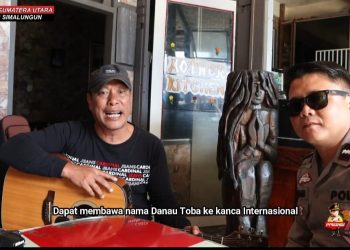 AIPDA Bona Sinaga personel Sat Lantas Polres Simalungun saat mewawancarai musisi Batak Tongam Sirait