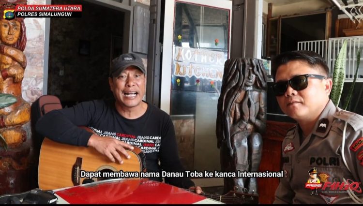 AIPDA Bona Sinaga personel Sat Lantas Polres Simalungun saat mewawancarai musisi Batak Tongam Sirait