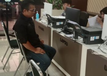 Ketua LP-KPK Hasan Basri dan salah satu rekanan nya saudara jhoni di ruangan pelayanan terpadu satu pintu (ptsp) kejaksaan tinggi sumsel yang membawa beberapa berkas pengaduan yang sedang di regestrasi oleh petugas pelayanan terpadu satu pintu (PTSP)