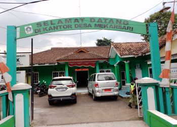 Kepala Desa Mekarsari  Kecamatan Cileungsi Kabupaten Bogor bernama Hj.N.dan Sekdesnya Dede.F.S.H,.sangat tidak kooperatif alias anti terhadap Media yang datang berkunjung ke kantor Desa dalam rangka mengklarifikasi penyerapan Dana Desa dan Program Samisade