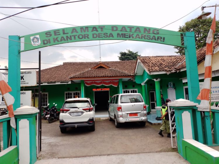 Kepala Desa Mekarsari  Kecamatan Cileungsi Kabupaten Bogor bernama Hj.N.dan Sekdesnya Dede.F.S.H,.sangat tidak kooperatif alias anti terhadap Media yang datang berkunjung ke kantor Desa dalam rangka mengklarifikasi penyerapan Dana Desa dan Program Samisade