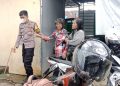 Bhabinkamtibmas Polsek Purwokerto Selatan bersama Lurah dan Relawan melakukan evakuasi terhadap orang terlantar yang sakit di komplek Pasar Situmpur