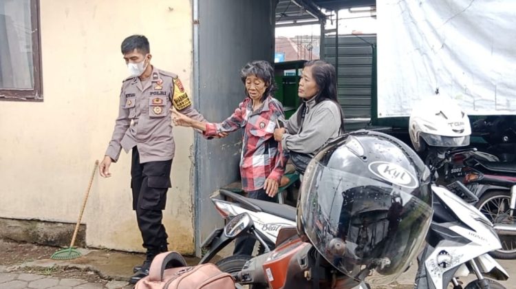 Bhabinkamtibmas Polsek Purwokerto Selatan bersama Lurah dan Relawan melakukan evakuasi terhadap orang terlantar yang sakit di komplek Pasar Situmpur