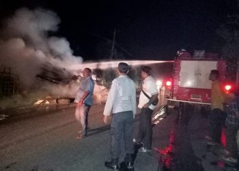 Satu unit truk pengangkut kayu Nopol BL 8676 N terbakar di Jalan Elak tepatnya di Desa Blang Karieng, Kecamatan Nisam, Aceh Utara, wilayah hukum Polres Lhokseumawe terbakar, Rabu (18/1/2023) malam