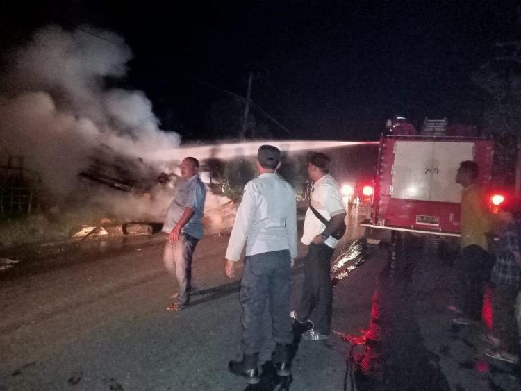 Satu unit truk pengangkut kayu Nopol BL 8676 N terbakar di Jalan Elak tepatnya di Desa Blang Karieng, Kecamatan Nisam, Aceh Utara, wilayah hukum Polres Lhokseumawe terbakar, Rabu (18/1/2023) malam