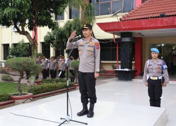 Wakapolda Sumut, Brigjen Pol Drs Jawari, SH, MH bertindak sebagai pepimpin pada apel gabungan, Kamis (19/1/23) di Lapangan Mapolda Sumut. (Foto Dok/ Polda Sumut)