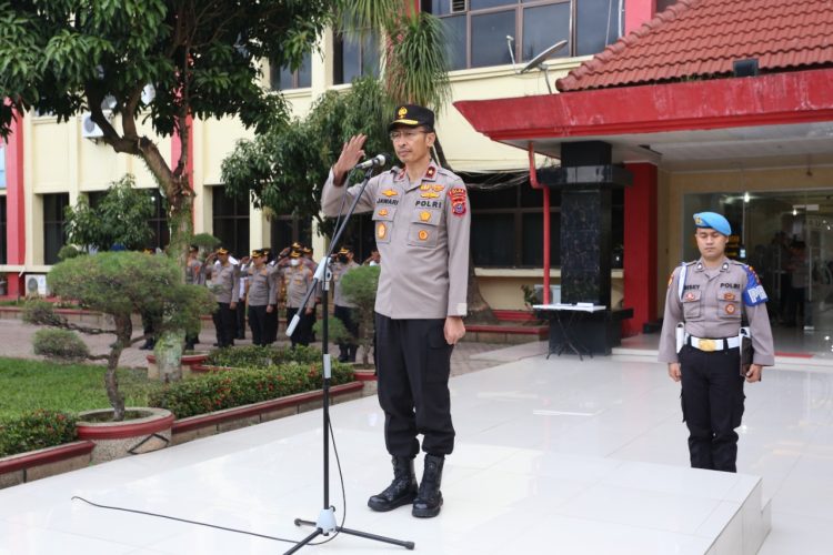 Wakapolda Sumut, Brigjen Pol Drs Jawari, SH, MH bertindak sebagai pepimpin pada apel gabungan, Kamis (19/1/23) di Lapangan Mapolda Sumut. (Foto Dok/ Polda Sumut)