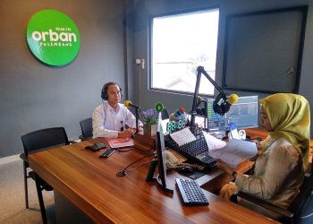 Kabidkum Polda Sumsel Kombes Pol Jansen Sitohang, SIK MH diwakili Kompol Beni SH MH Sebagai Narasumber Talk Show di radio Orban 90.00 FM Palembang