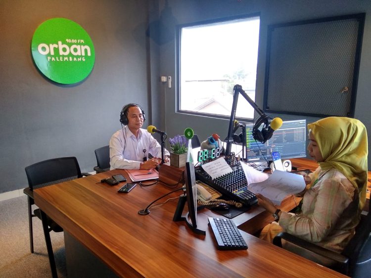 Kabidkum Polda Sumsel Kombes Pol Jansen Sitohang, SIK MH diwakili Kompol Beni SH MH Sebagai Narasumber Talk Show di radio Orban 90.00 FM Palembang