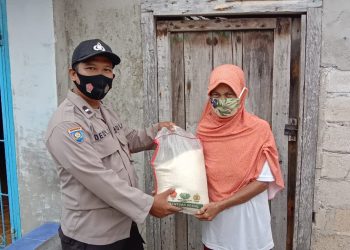 Polres Bangka Barat membagikan sembako kepada masyarakat, merupakan program penolong masyarakat