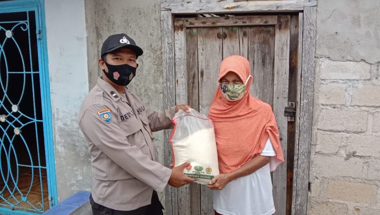 Polres Bangka Barat membagikan sembako kepada masyarakat, merupakan program penolong masyarakat