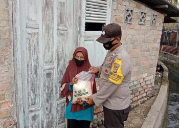 Polres Bangka Barat memberikan bantuan sosial berupa sembako kepada warga yang membutuhkan. Senin (23/01/2023)
