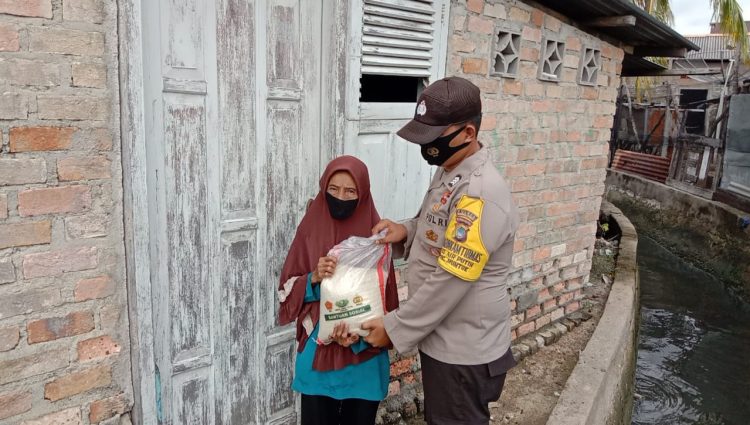 Polres Bangka Barat memberikan bantuan sosial berupa sembako kepada warga yang membutuhkan. Senin (23/01/2023)