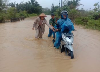 Polsek Jebus langsung membantu mengevakuasi masyarakat yang hendak melintas, Kamis 19 Januari 2023