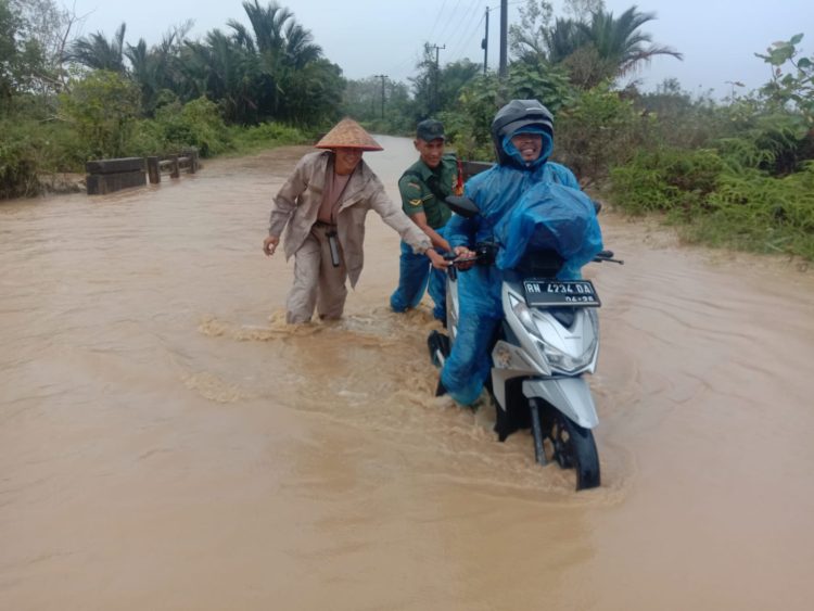 Polsek Jebus langsung membantu mengevakuasi masyarakat yang hendak melintas, Kamis 19 Januari 2023