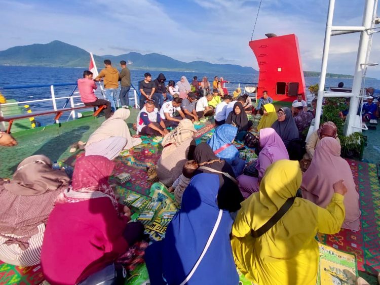 Prosesi doa bersama dan tabur bunga digelar PT ASDP Indonesia Ferry (Persero) pada penyeberangan trip I dari Pelabuhan Balohan Sabang ke Pelabuhan Ulhe lheu Banda Aceh