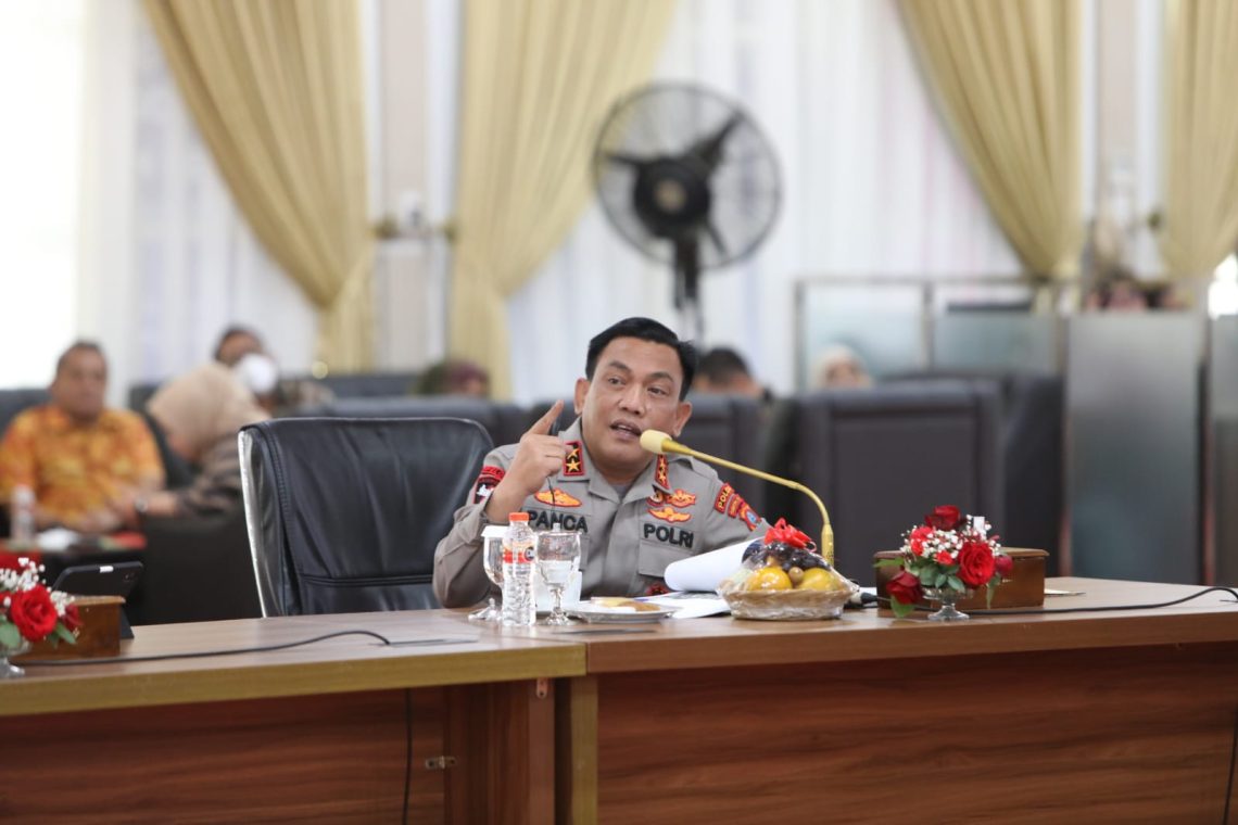 Kapolda Sumut, Irjen Pol RZ Panca Putra Simanjuntak beri penjelasan saat mengikuti rapat kerja dalam persiapan penyelenggaraan event internasional Kejuaraan Dunia Perahu Motor Formula (F1H2O) di Aula Tengku Rizal Nurdin, Kamis (19/1). (Foto Dok/ Polda Sumut)