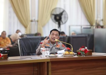 Kapolda Sumut, Irjen Pol RZ Panca Putra Simanjuntak beri penjelasan saat mengikuti rapat kerja dalam persiapan penyelenggaraan event internasional Kejuaraan Dunia Perahu Motor Formula (F1H2O) di Aula Tengku Rizal Nurdin, Kamis (19/1). (Foto Dok/ Polda Sumut)