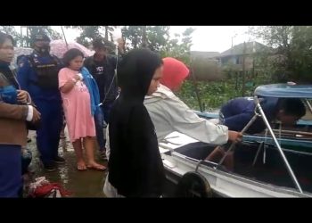 Pangkalan Sandar Upang Ditpolairud Polda Sumsel berikan bantuan 'Ambulance Apung Dulur Kito', guna mengevakuasi salah satu ibu yang hamil 8 bulan
