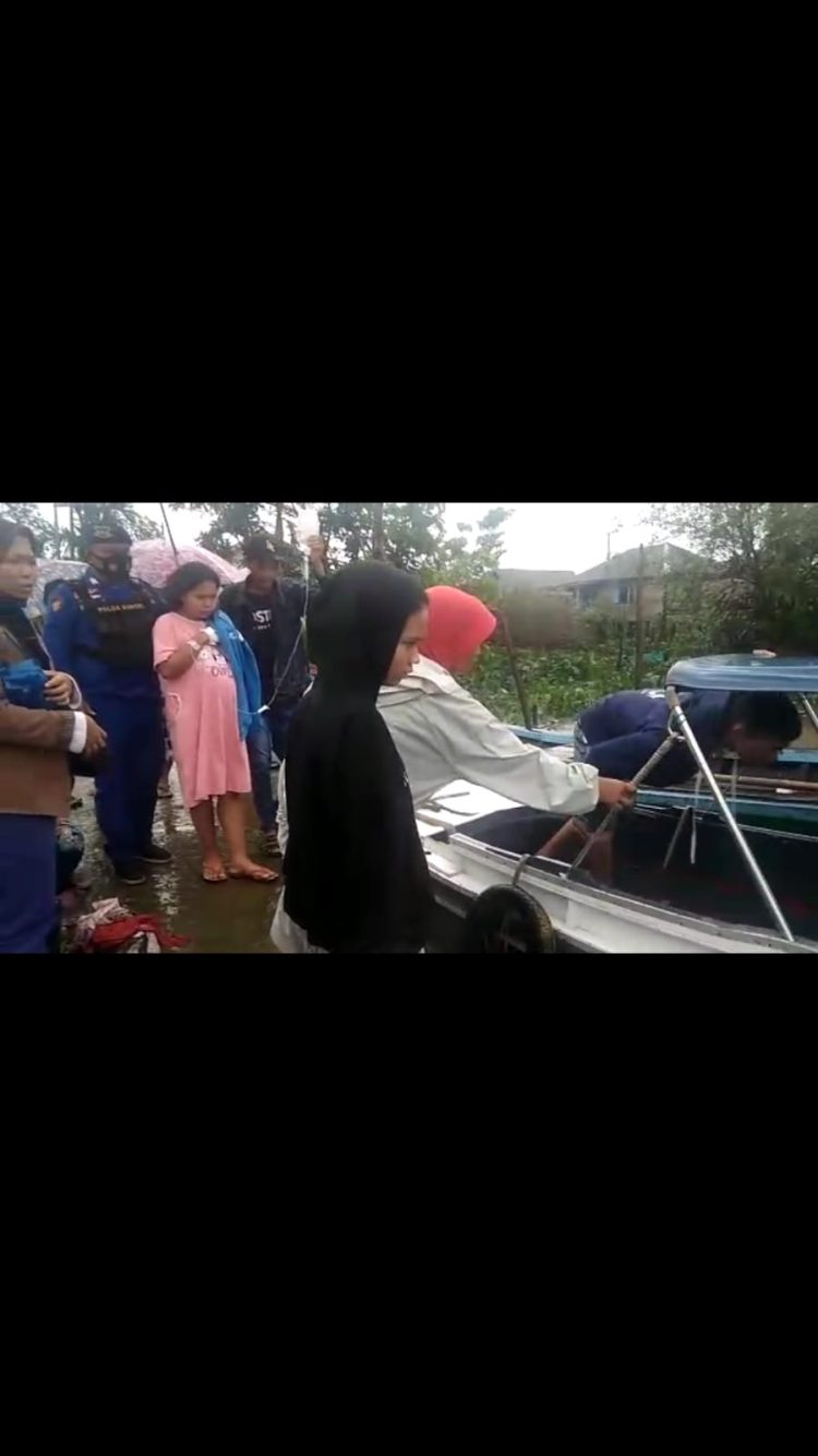 Pangkalan Sandar Upang Ditpolairud Polda Sumsel berikan bantuan 'Ambulance Apung Dulur Kito', guna mengevakuasi salah satu ibu yang hamil 8 bulan