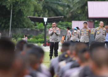 Kapolda Sumut, Irjen Pol RZ Panca Putra Simanjuntak, memberikan arahan kepada personel Bintara Remaja di Lapangan Bola Mapolda Sumut, Kamis (19/1/23). (Foto Dok/ Polda Sumut)