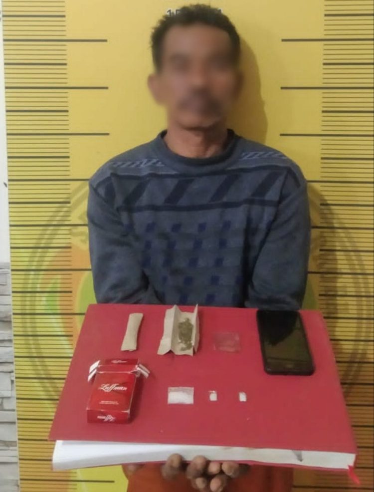 Pelaku SB (48) pekerjaan Tukang Bangunan diamankan beserta 3 (tiga) paket Sabu dengan berat keseluruhan 1,38 (satu koma tiga puluh delapan) Gram, 2 (dua) paket Ganja dengan berat keseluruhan 1 (satu) Gram, 1 (satu) plastik tembus pandang,1 (satu) kotak rokok merk Luffman warna merah dan 1 (satu) unit HP merk Oppo warna hitam