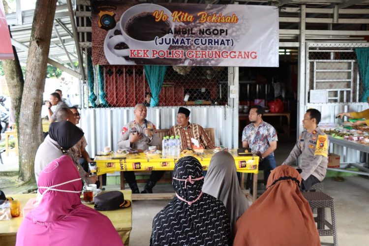 Polsek Gerunggang mengajak masyarakat Kecamatan Gerunggang ngobrol terkait kamtibmas dan pelayanan Kepolisian di wilayah hukum Pangkalpinang. Jumat (20/1/23)