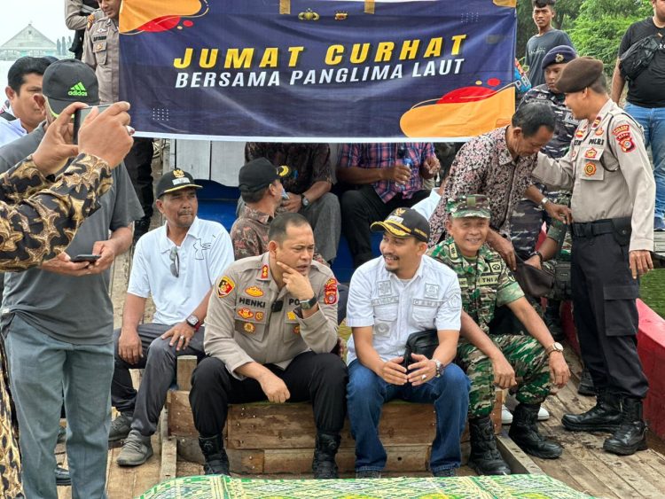 Kapolres Lhokseumawe, AKBP Henki Ismanto, SIK mendengarkan keluhan panglima laot dan nelayan di tengah laut perairan Kecamatan Dewantara, Aceh Utara