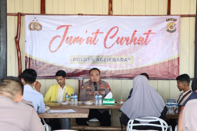 Waka Polres Aceh Barat Kompol Aditia Kusuma, S.I.K., bersama pejabat utama Polres Aceh Barat menggelar kegiatan jum'at curhat bersama kalangan mahasiswa dan kepemudaan