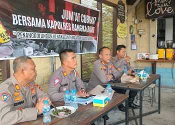 Kapolres Bangka Barat AKBP Catur Prasetiyo SIK di dampingi Wakapolres Bangka Barat Kompol Andri Eko Setiawan, SIK mendengarkan curhatan para pengojek melalui program ‘Jumat Curhat’