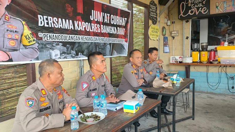 Kapolres Bangka Barat AKBP Catur Prasetiyo SIK di dampingi Wakapolres Bangka Barat Kompol Andri Eko Setiawan, SIK mendengarkan curhatan para pengojek melalui program ‘Jumat Curhat’